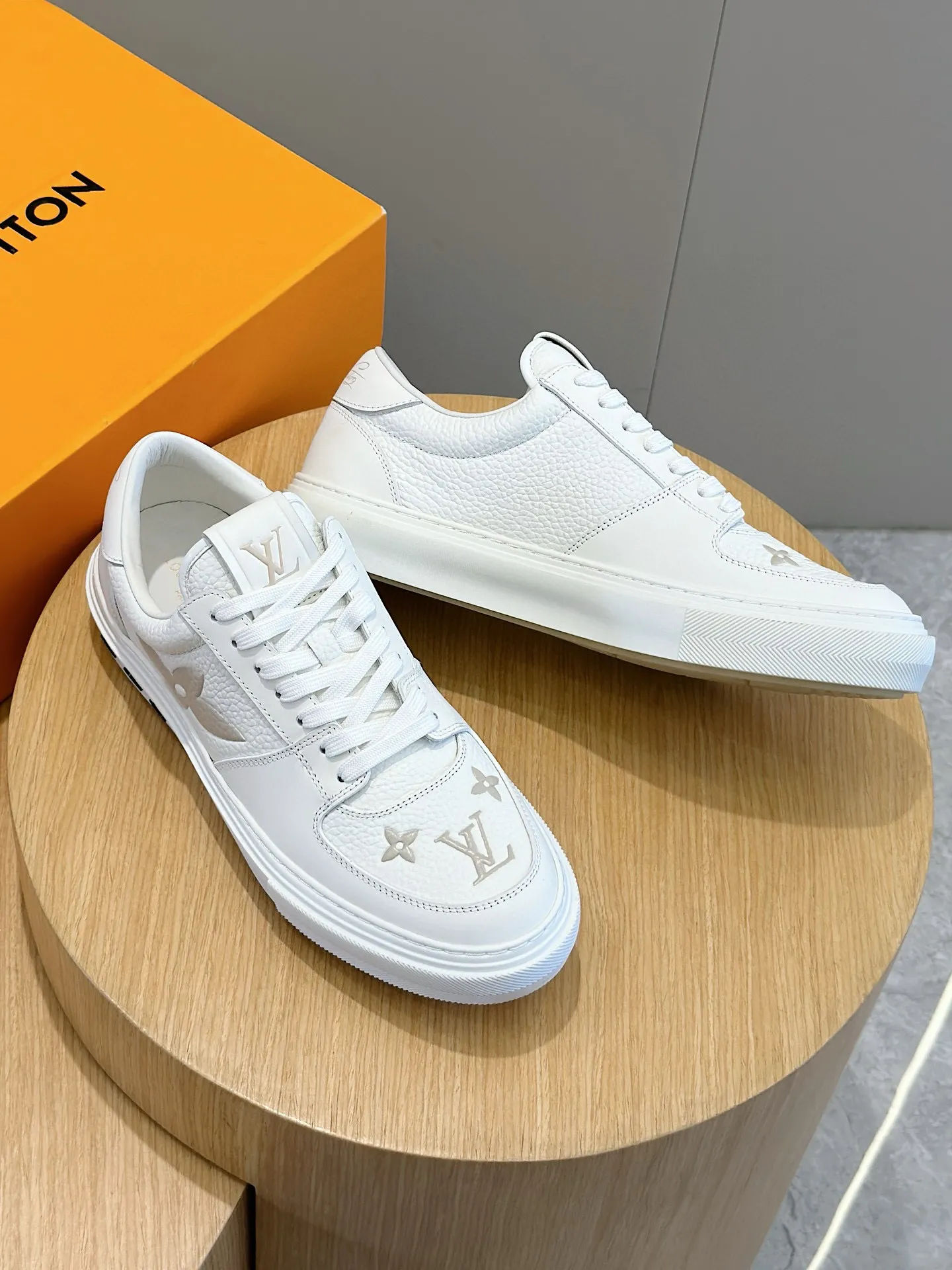 Factory price: 438💰LV full cowhide color-printed men's sneakers. This Ollie lace-up sneaker is made of floral embossed fabric, continuing the inspiration of the season's ready-to-wear collection. The laces are used to set off the gorgeous design, monogram flowers are embellished with transparent rubber outsole, and the brand logo is written on the back. Cowhide upper, cowhide lining, TPU outsole Size: 39-44 (customized at 38.45)